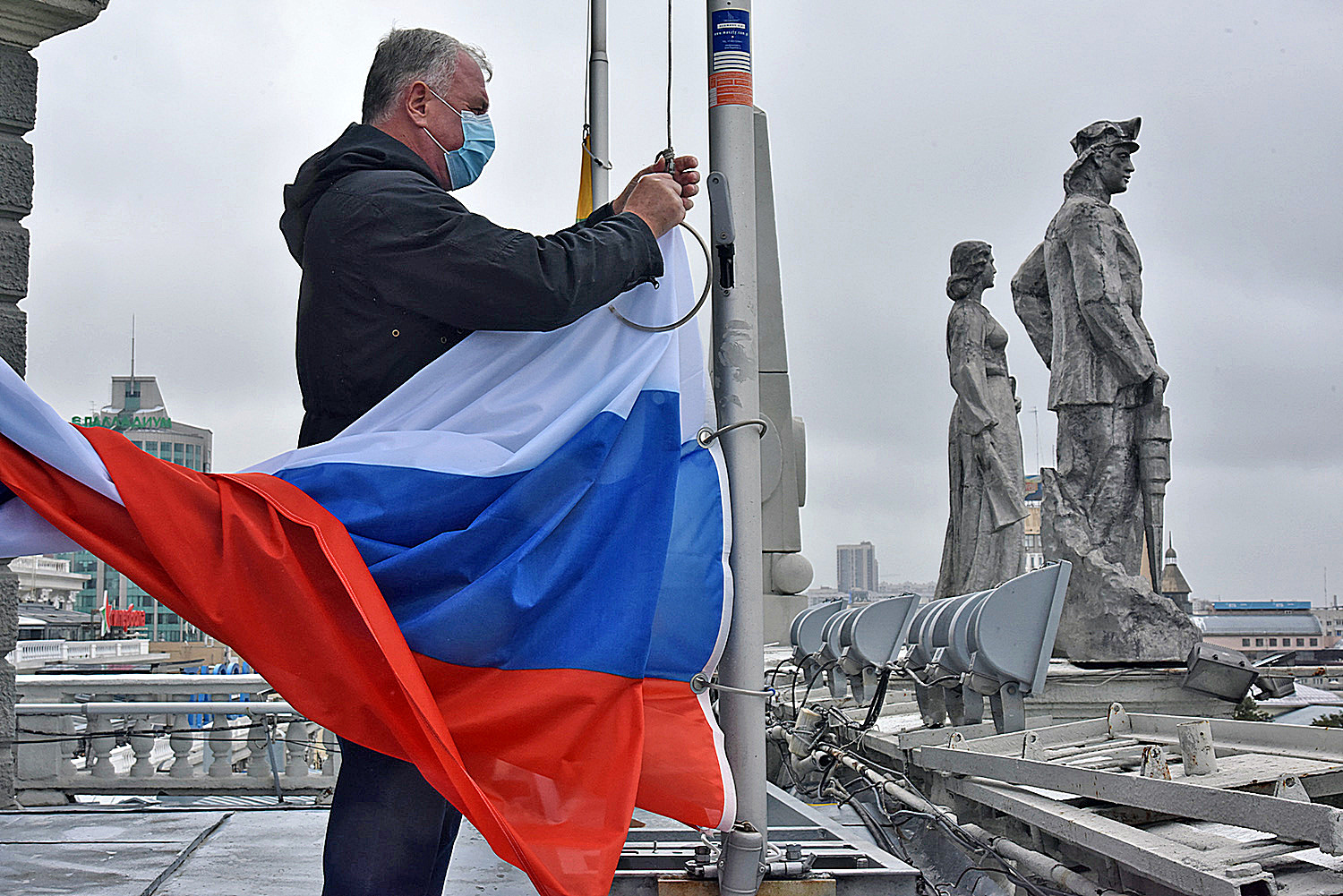 Фоторепортаж: на здании мэрии Екатеринбурга заменили российский триколор -  «Уральский рабочий»